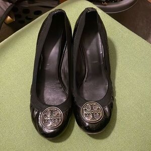 Tory Burch black patent logo Caroline wedge heels 8.5